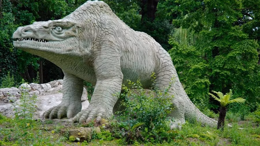 Mô hình khủng long Megalosaurus ở Công viên Crystal Palace ở London được dựng năm 1854. Các nhà cổ sinh vật học thời đó tin rằng sinh vật thời tiền sử này đi bằng bốn chân. Nguồn: Alamy Stock Photo