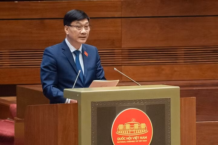 Chủ nhiệm Ủy ban Kinh tế Vũ Hồng Thanh trình bày báo cáo. Ảnh: quochoi.vn