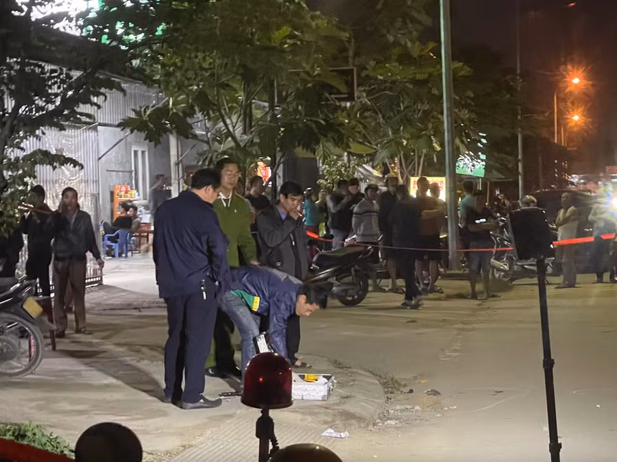 Lực lượng chức năng khám nghiệm hiện trường vụ việc. Nguồn: Người Lao Động