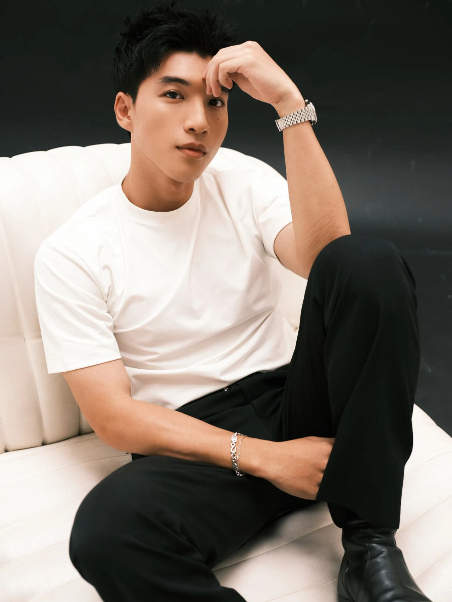 Không chỉ vụt sáng nhờ tham gia gameshow 2 ngày 1 đêm mà Hieuthuhai cũng chứng minh tài năng của mình ở lĩnh vực ca hát khi anh có loạt ca khúc được yêu thích như Cua, Ngủ một mình, No Love No Life, Exit Sign, Không phải gu...