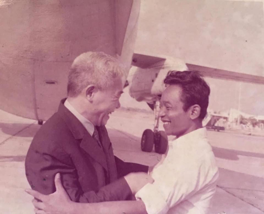 Tổng Giám đốc TTXVN Đào Tùng và Tổng Giám đốc SPK Chey Saphon (Phnom Penh, 1979). Tổng Giám đốc TTXVN Đào Tùng và Tổng Giám đốc SPK Chey Saphon (Phnom Penh, 1979).