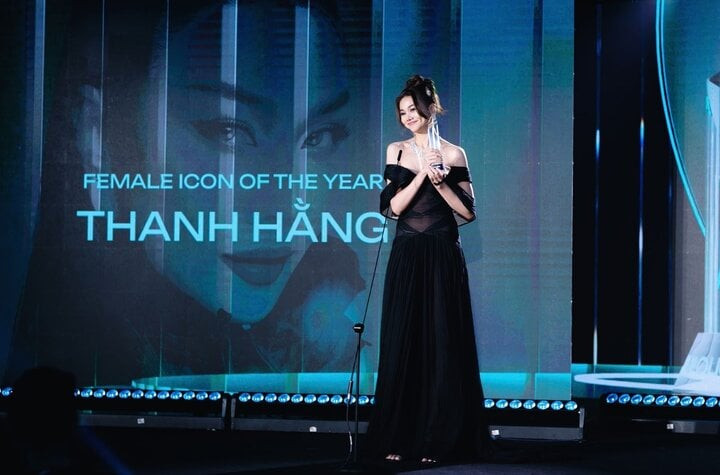 Thanh Hằng được trao giải "Biểu tượng người phụ nữ của năm". Thanh Hằng được trao giải "Biểu tượng người phụ nữ của năm".