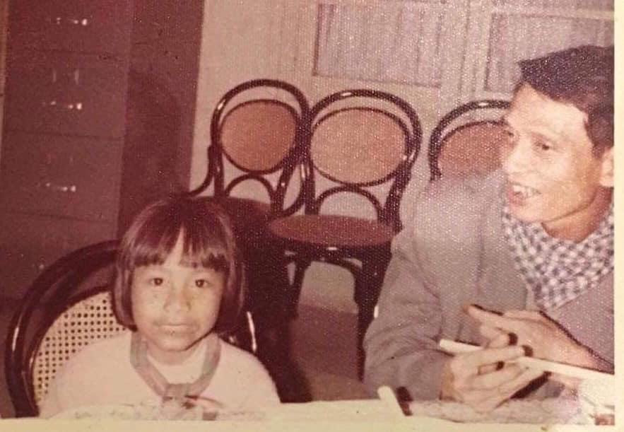 Phó Tổng Giám đốc TTXVN Đỗ Phượng và cháu Chey Beaupha (Phnom Pênh, 1979). Phó Tổng Giám đốc TTXVN Đỗ Phượng và cháu Chey Beaupha (Phnom Pênh, 1979).