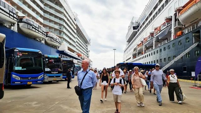 Khách du lịch quốc tế đón năm mới 2024 tại vịnh Hạ Long