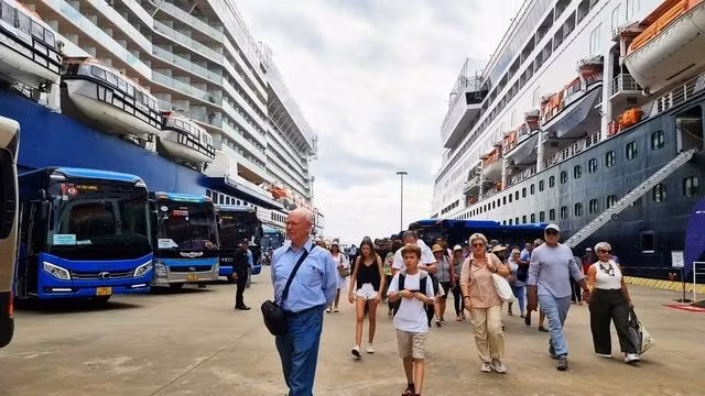 Khách du lịch quốc tế đón năm mới 2024 tại vịnh Hạ Long