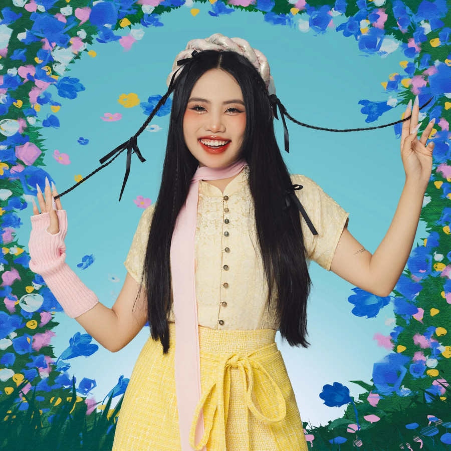 Bên cạnh đó, Phương Mỹ Chi cũng có sự &quot;lột xác&quot; đáng kể trong phong cách thời trang. Sự trưởng thành của nữ ca sĩ nhận được nhiều sự yêu mến và ủng hộ của người hâm mộ. Hiện tại, dù bắt đầu bước vào đại học nhưng Phương Mỹ Chi vẫn tiếp tục cho ra mắt các ca khúc mới để phục vụ khán giả