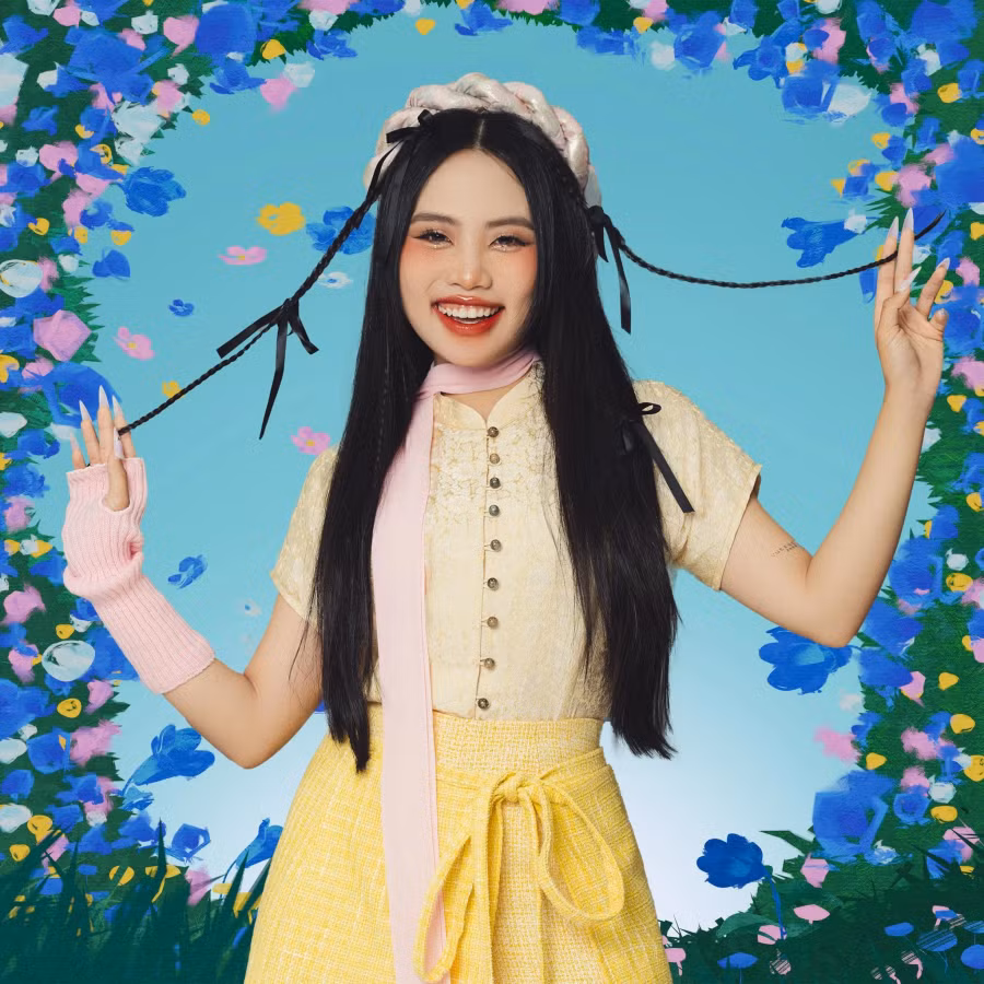 Bên cạnh đó, Phương Mỹ Chi cũng có sự "lột xác" đáng kể trong phong cách thời trang. Sự trưởng thành của nữ ca sĩ nhận được nhiều sự yêu mến và ủng hộ của người hâm mộ. Hiện tại, dù bắt đầu bước vào đại học nhưng Phương Mỹ Chi vẫn tiếp tục cho ra mắt các ca khúc mới để phục vụ khán giả