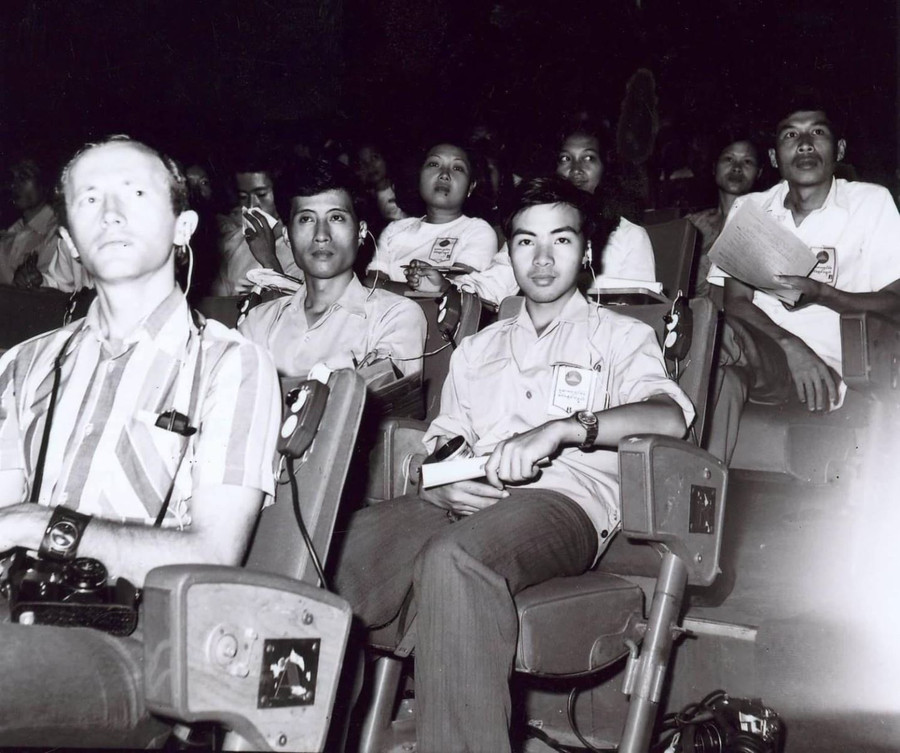 Hai nhà báo Nguyễn Văn Tường (trái) và Phạm Tiến Dũng trong phiên tòa xử tội ác Khơ me Đỏ tại Phnom Penh (1980). Hai nhà báo Nguyễn Văn Tường (trái) và Phạm Tiến Dũng trong phiên tòa xử tội ác Khơ me Đỏ tại Phnom Penh (1980).