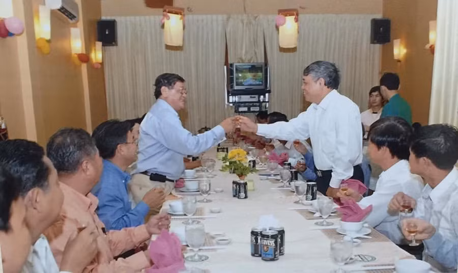 Đoàn TTXVN gặp gỡ với Bộ trưởng thông tin COC Khiêu Canh Nharit (2007).