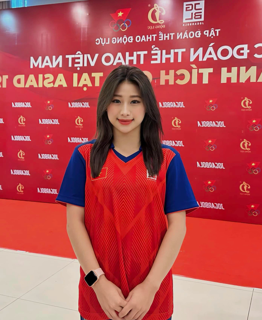 Suốt 13 năm theo đuổi thể thao, nữ vận động viên này gặt hái hàng loạt thành tích đáng nể. Cô từng đạt thành tích xuất sắc tại giải Thể dục dụng cụ trẻ châu Á 2018, giành được suất tham dự Olympic trẻ 2018 Suốt 13 năm theo đuổi thể thao, nữ vận động viên này gặt hái hàng loạt thành tích đáng nể. Cô từng đạt thành tích xuất sắc tại giải Thể dục dụng cụ trẻ châu Á 2018, giành được suất tham dự Olympic trẻ 2018