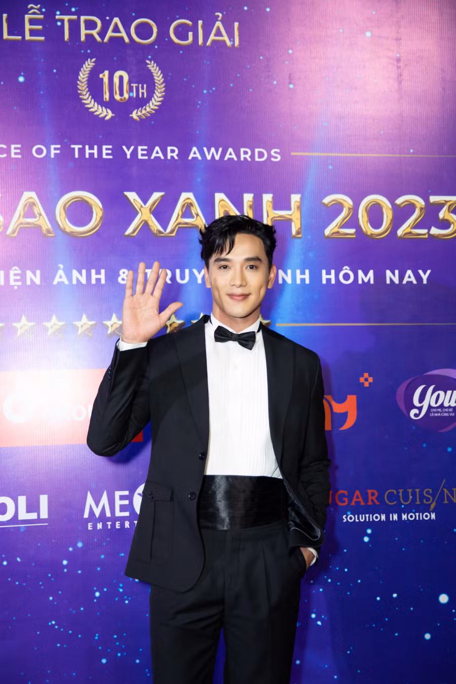 Thuận Nguyễn lịch lãm trên thảm đỏ. Sau thành công ở một cuộc thi nam vương, anh có những bước tiến trong lĩnh vực diễn xuất với Bẫy ngọt ngào, Thanh sói...