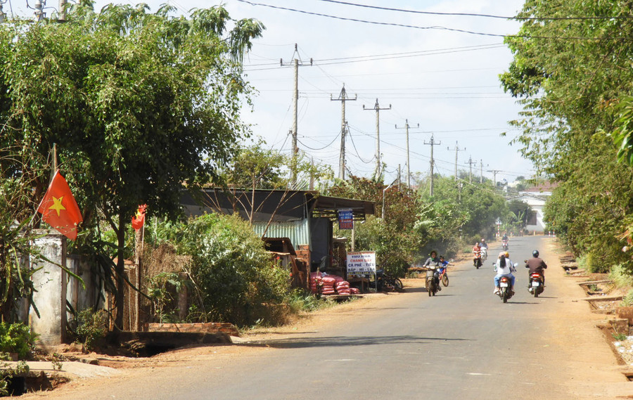Các tuyến đường vào trung tâm xã Ia Pết (huyện Đak Đoa) được vệ sinh sạch đẹp chuẩn bị cho Đại hội MTTQ Việt Nam xã. Ảnh: T.N