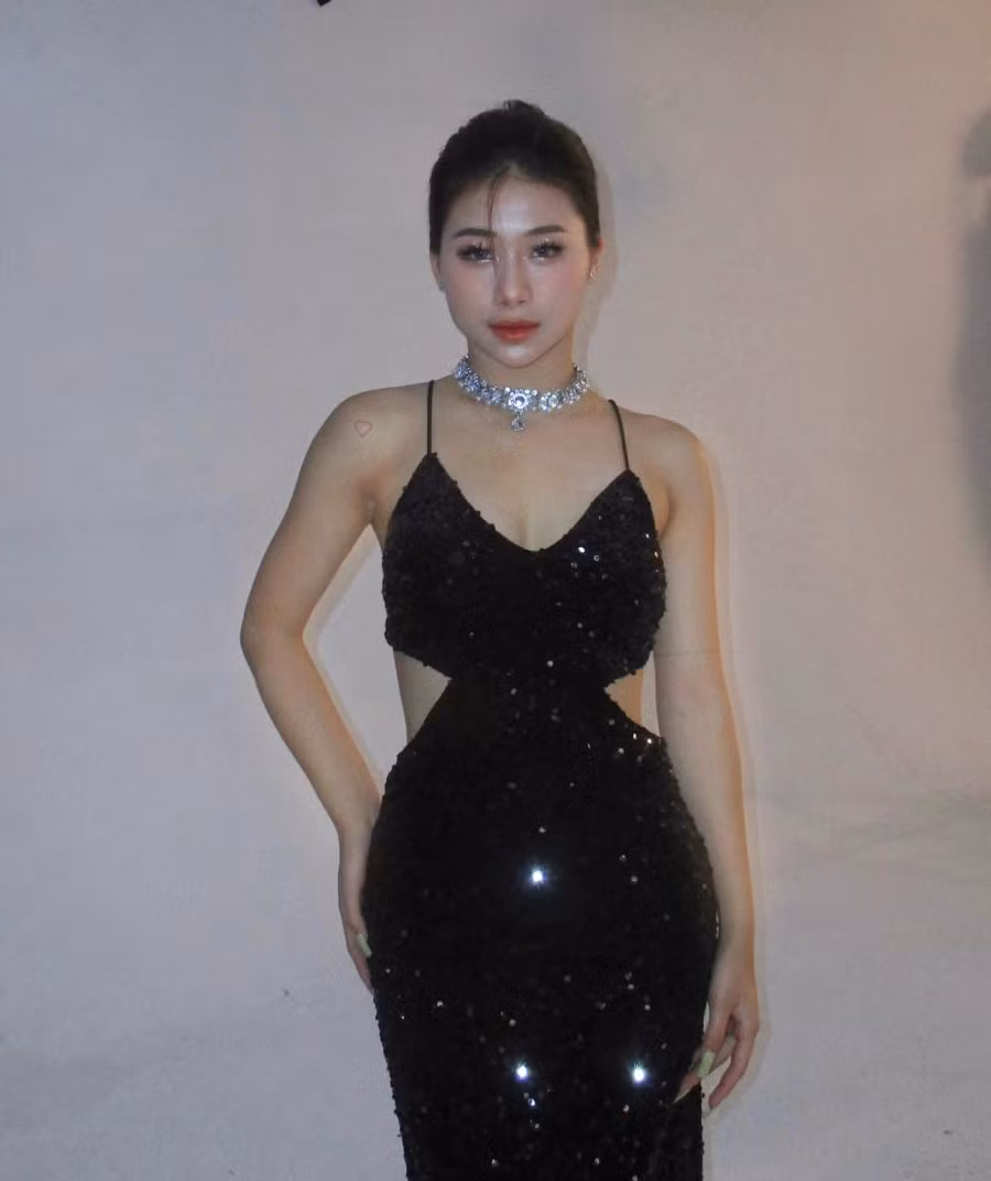 Những bộ đầm dạ hội đính kết cầu kỳ, những chiếc váy cut out khoe body khiến Như Phương trở nên xinh đẹp không kém cạnh bất cứ hot girl nào