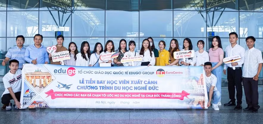 Du học sinh Gia Lai và các tỉnh trước giờ xuất cảnh học nghề tại Đức. Ảnh: Lê Trung