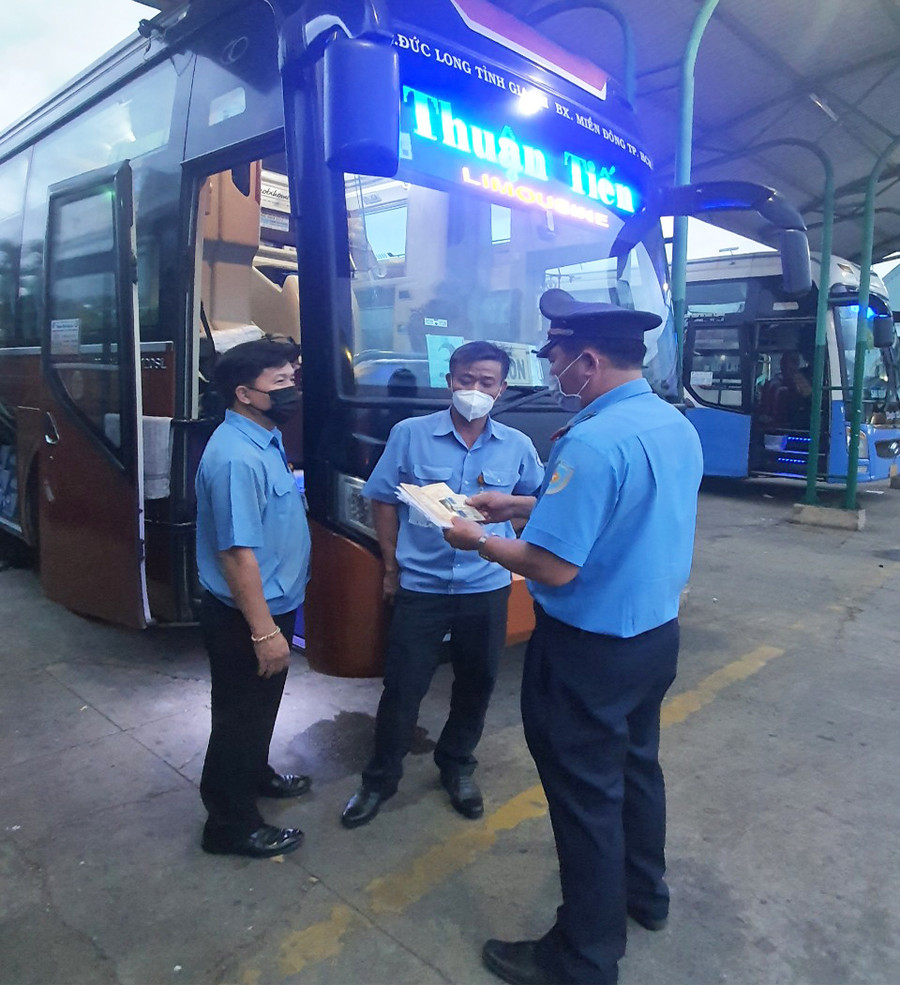 Lực lượng Thanh tra Giao thông kiểm tra các điều kiện an toàn kỹ thuật phương tiện tại Bến xe Đức Long Gia Lai. Ảnh: Lê Anh Lực lượng Thanh tra Giao thông kiểm tra các điều kiện an toàn kỹ thuật phương tiện tại Bến xe Đức Long Gia Lai. Ảnh: Lê Anh