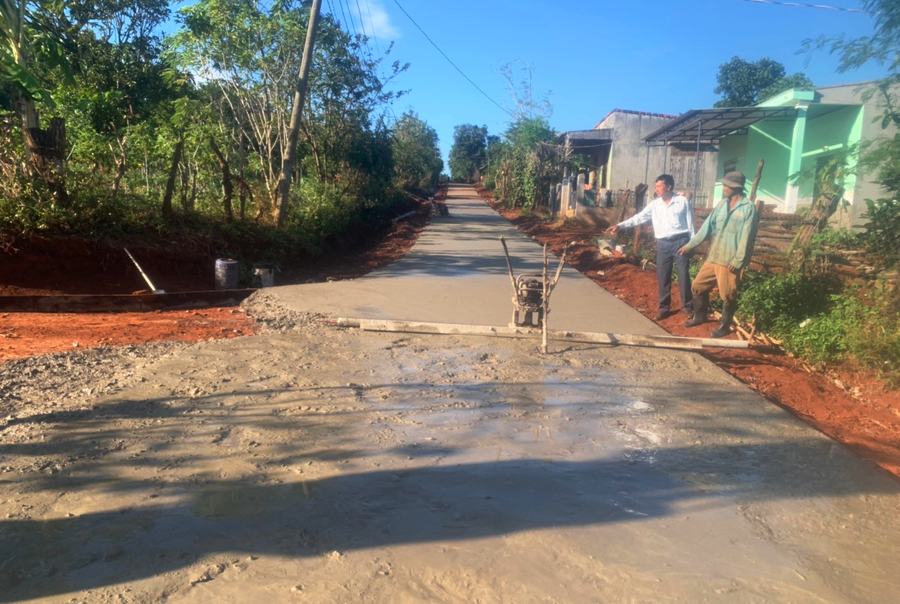 Người dân xã Ia Phang góp tiền, hiến đất, ngày công cùng với Nhà nước hoàn thiện hệ thống giao thông trên địa bàn. Ảnh: Hà Chi Người dân xã Ia Phang góp tiền, hiến đất, ngày công cùng với Nhà nước hoàn thiện hệ thống giao thông trên địa bàn. Ảnh: Hà Chi