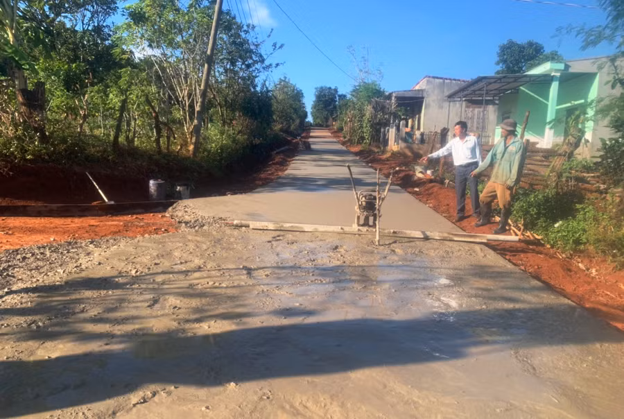 Người dân xã Ia Phang góp tiền, hiến đất, ngày công cùng với Nhà nước hoàn thiện hệ thống giao thông trên địa bàn. Ảnh: Hà Chi