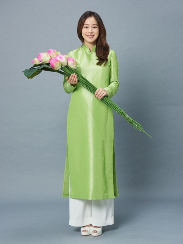 "Biểu tượng nhan sắc xứ Hàn" Kim Tae Hee từng thực hiện một bộ ảnh với áo dài truyền thống và hoa sen trong một dự án quảng cáo. Nữ diễn viên cho biết cô từng thấy nhiều áo dài trước đây nhưng đây là lần đầu tiên được mặc thử. Ảnh: Yonhap "Biểu tượng nhan sắc xứ Hàn" Kim Tae Hee từng thực hiện một bộ ảnh với áo dài truyền thống và hoa sen trong một dự án quảng cáo. Nữ diễn viên cho biết cô từng thấy nhiều áo dài trước đây nhưng đây là lần đầu tiên được mặc thử. Ảnh: Yonhap