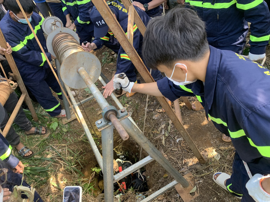 Khi bị rơi xuống giếng sâu, nếu không được giải cứu kịp thời thì nguy cơ tử vong rất cao. Ảnh: Công an cung cấp