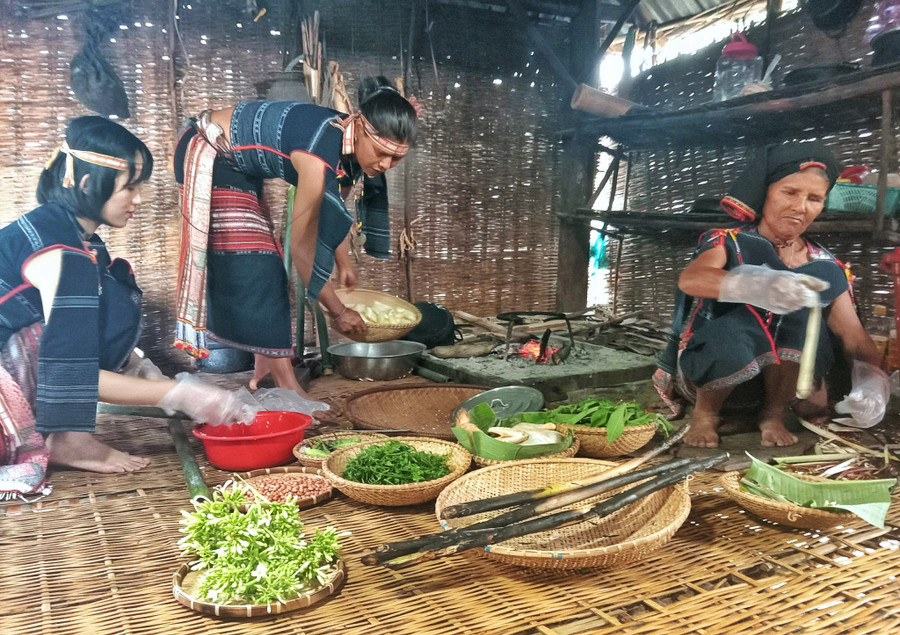 Người dân làng Mơ Hra-Đáp (xã Kông Lơng Khơng, huyện Kbang) chuẩn bị bữa ăn phục vụ khách du lịch. Ảnh: Hoàng Ngọc Người dân làng Mơ Hra-Đáp (xã Kông Lơng Khơng, huyện Kbang) chuẩn bị bữa ăn phục vụ khách du lịch. Ảnh: Hoàng Ngọc