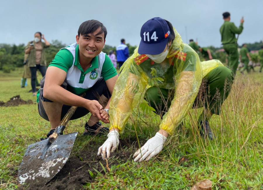 Anh Lê Tuấn Thành (bìa trái) tham gia trồng cây xanh tại xã Gào, TP. Pleiku. Ảnh: Phan Lài