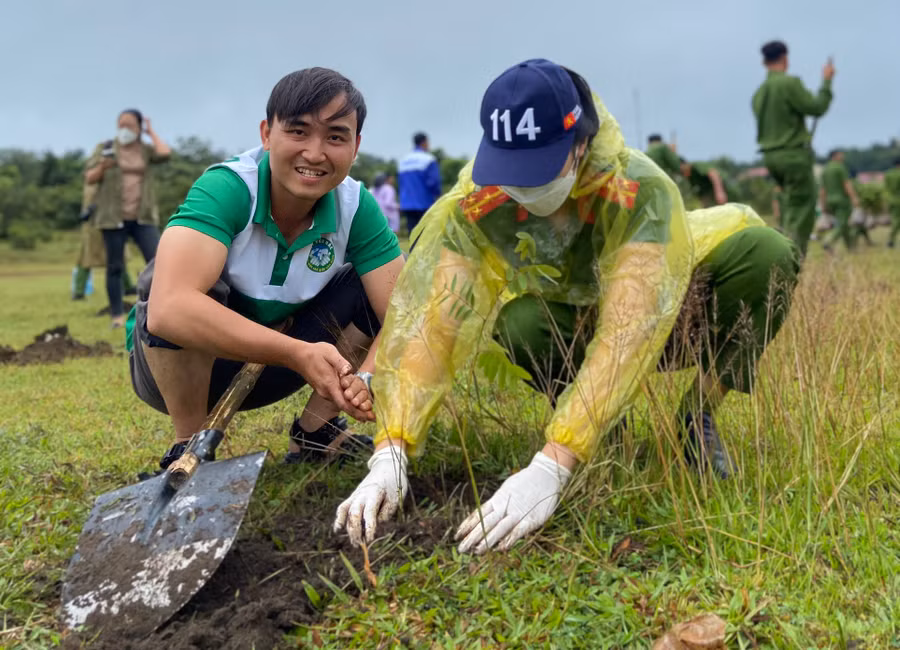 Anh Lê Tuấn Thành (bìa trái) tham gia trồng cây xanh tại xã Gào, TP. Pleiku. Ảnh: Phan Lài