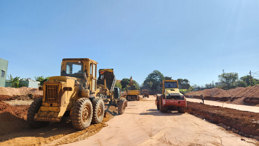 Đường Nguyễn Văn Linh (giáp đường Trường Chinh, phường Trà Bá) đang được thi công lớp 2, đoạn 200 m. Ảnh: Bá Bính