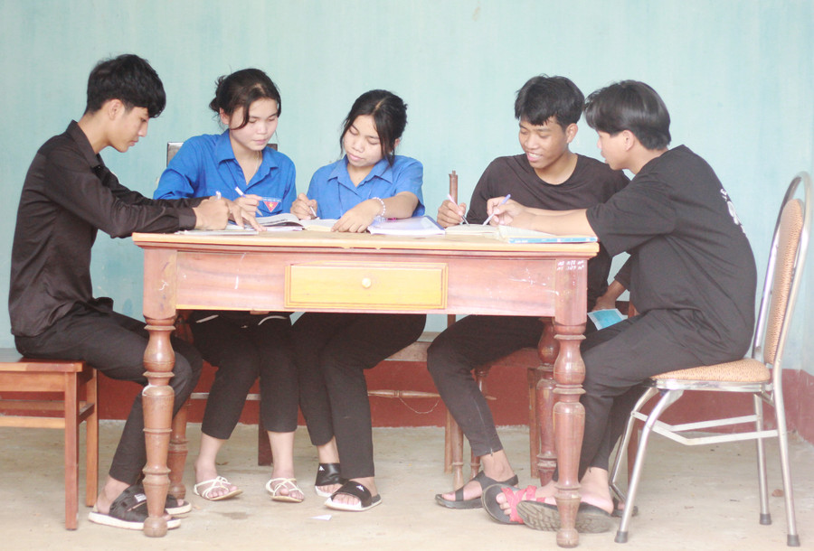 Các em học sinh Trường THPT Ya Ly được tạo chỗ ở miễn phí để yên tâm học tập. Ảnh: Phan Lài