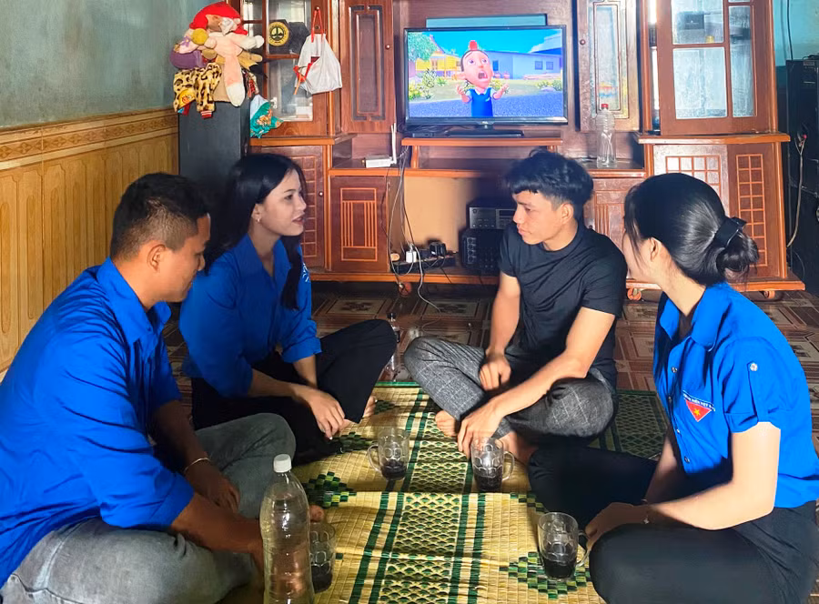 Các đoàn viên, thanh niên xã Ia Kriêng (huyện Đức Cơ) động viên thanh niên lên đường nhập ngũ. Ảnh: Vĩnh Hoàng