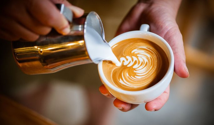 Thêm sữa vào cà phê có thể giúp thức uống này tốt gấp đôi cho hệ miễn dịch. Ảnh minh họa từ Intertnet