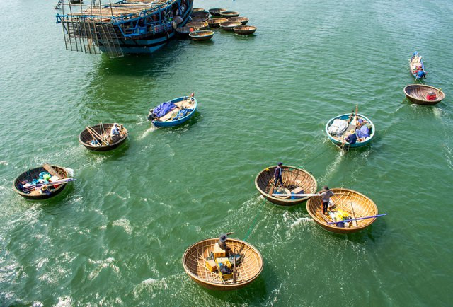 Thúng câu mực được đưa xuống tàu trong ngày mở biển. Thúng câu mực được đưa xuống tàu trong ngày mở biển.