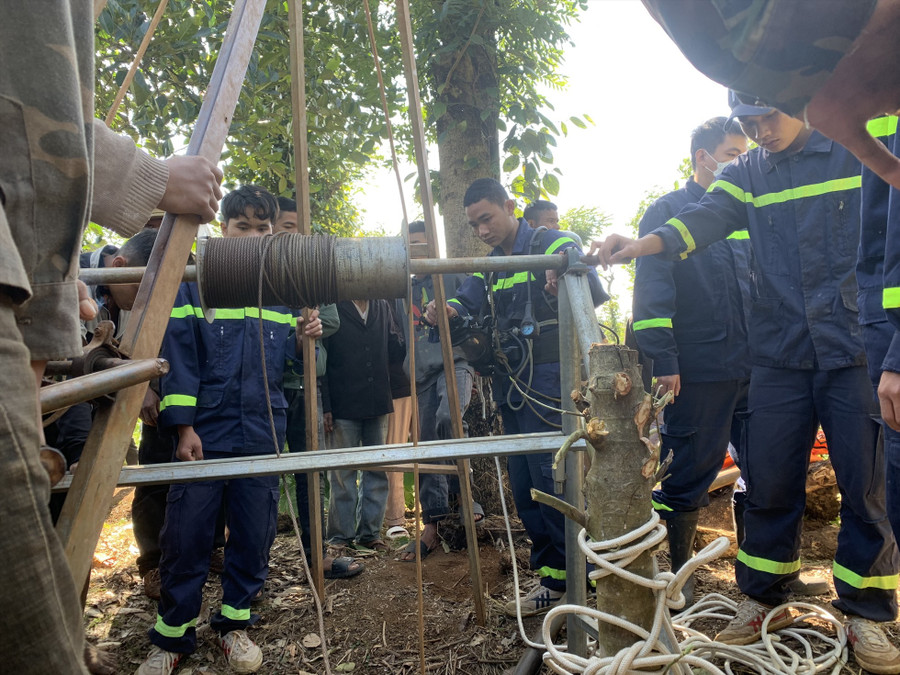 Tại hiện trường một vụ tai nạn, giếng không có gắn biển cảnh báo. Ảnh: Công an cung cấp