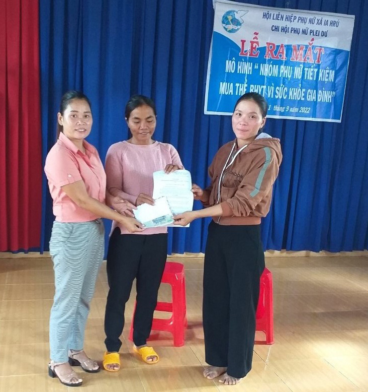 Hội LHPN xã Ia Hrú ra mắt mô hình “Nhóm phụ nữ tiết kiệm mua thẻ BHYT vì sức khỏe gia đình” ở làng Plei Dư. Ảnh: Anh Huy Hội LHPN xã Ia Hrú ra mắt mô hình “Nhóm phụ nữ tiết kiệm mua thẻ BHYT vì sức khỏe gia đình” ở làng Plei Dư. Ảnh: Anh Huy