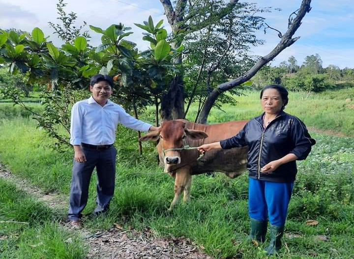 Ông Nguyễn Phi Điềm (bìa trái) trao tặng sinh kế cho gia đình bà Huỳnh Thị Thọ (phường An Phú, thị xã An Khê). Ảnh: Lê Đại Ông Nguyễn Phi Điềm (bìa trái) trao tặng sinh kế cho gia đình bà Huỳnh Thị Thọ (phường An Phú, thị xã An Khê). Ảnh: Lê Đại