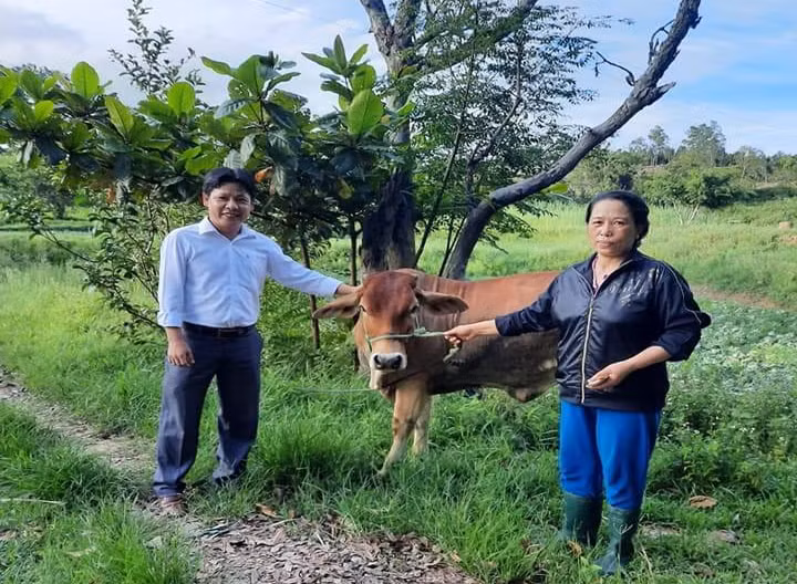 Ông Nguyễn Phi Điềm (bìa trái) trao tặng sinh kế cho gia đình bà Huỳnh Thị Thọ (phường An Phú, thị xã An Khê). Ảnh: Lê Đại