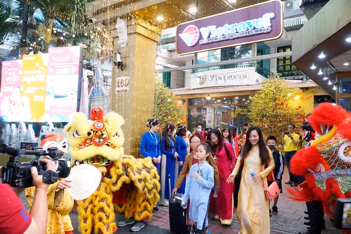 Đoàn khách của công ty du lịch khởi hành du xuân dịp Tết Quý Mão 2023. Ảnh: Bình An