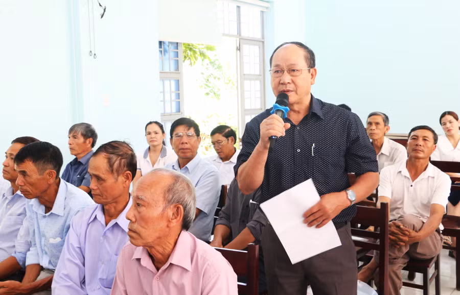 Cử tri Lương Văn Vấn (tổ 2, phường Yên Thế, TP. Pleiku) kiến nghị. Ảnh: Quang Tấn