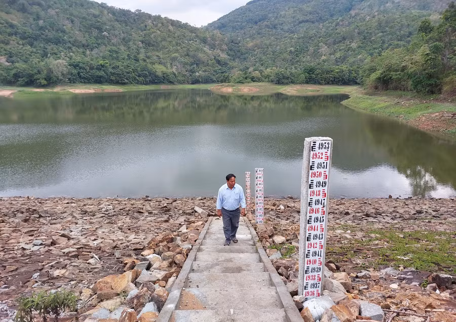 Cột đo mực nước tại hồ Hà Tam được xây dựng mới. Ảnh: Nguyễn Diệp