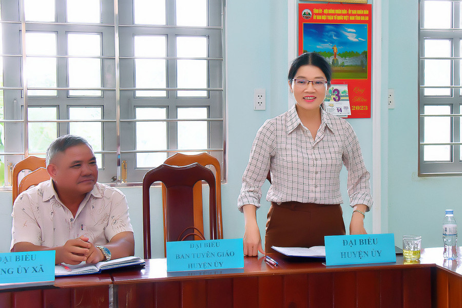 Trưởng ban Tuyên giáo Huyện ủy Đak Đoa Lê Thị Huệ phát biểu ý kiến. Ảnh: Đức Thụy