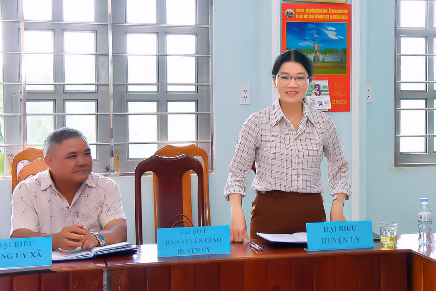 Trưởng ban Tuyên giáo Huyện ủy Đak Đoa Lê Thị Huệ phát biểu ý kiến. Ảnh: Đức Thụy