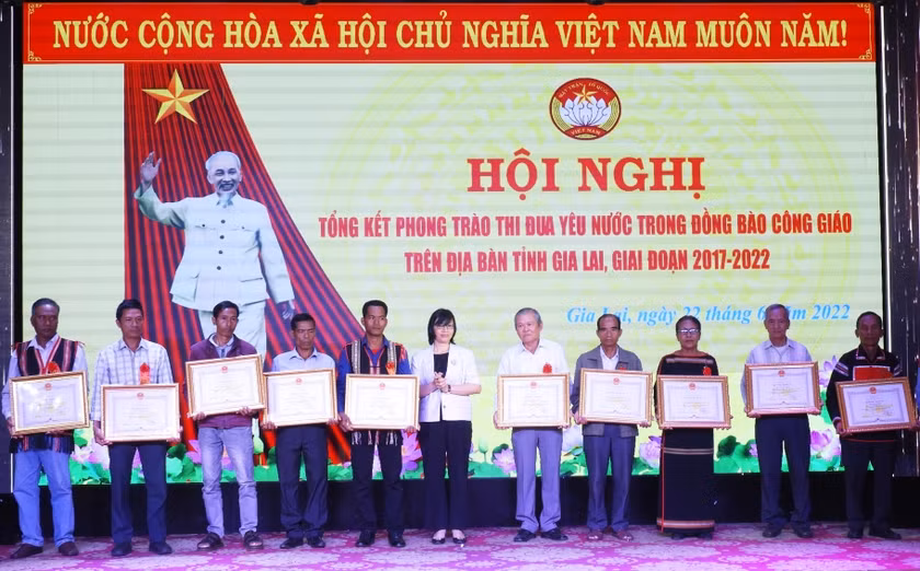 Phó Chủ tịch UBND tỉnh Nguyễn Thị Thanh Lịch trao bằng khen của Chủ tịch UBND tỉnh cho các cá nhân điển hình trong phong trào thi đua yêu nước trong đồng bào Công giáo. Ảnh: Thanh Nhật