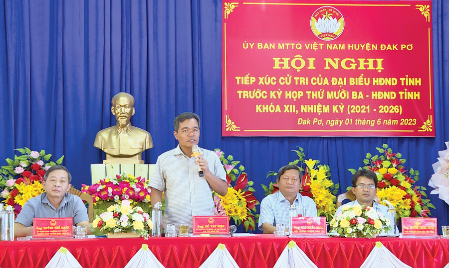 Ủy viên Ban Chấp hành Trung ương Đảng, Bí thư Tỉnh ủy, Chủ tịch HĐND tỉnh Hồ Văn Niên phát biểu tại buổi tiếp xúc cử tri huyện Đak Pơ. Ảnh: Quang Tấn