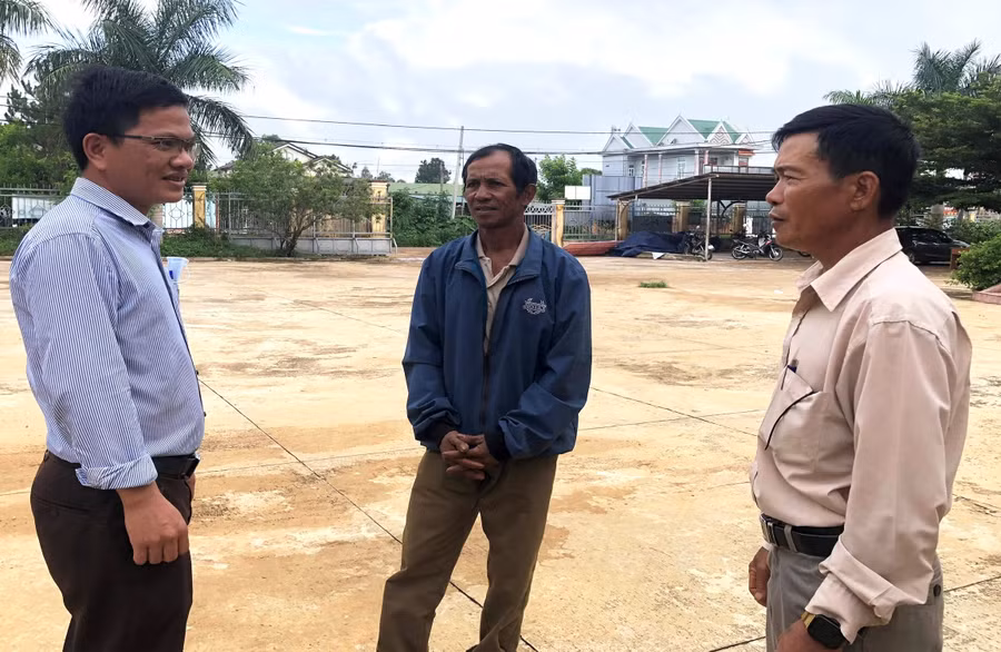 Chủ tịch Ủy ban MTTQ Việt Nam xã Nghĩa Hưng (bên trái) trao đổi với Trưởng ban Công tác Mặt trận làng Nhing (ở giữa) và Trưởng ban Công tác Mặt trận thôn 1. Ảnh: Anh Huy