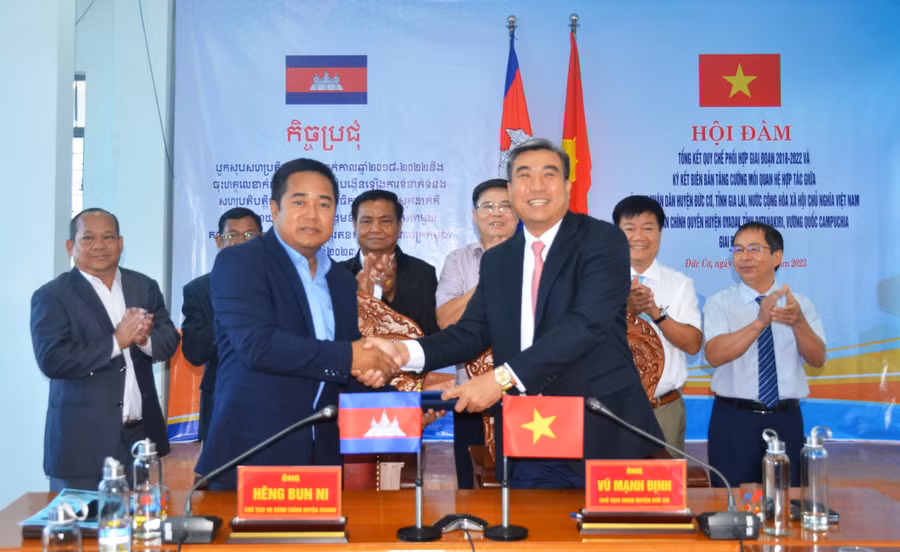 Lãnh đạo huyện Đức Cơ và huyện Oyadav ký quy chế phối hợp giai đoạn 2023-2025. Ảnh: Vĩnh Hoàng Lãnh đạo huyện Đức Cơ và huyện Oyadav ký quy chế phối hợp giai đoạn 2023-2025. Ảnh: Vĩnh Hoàng