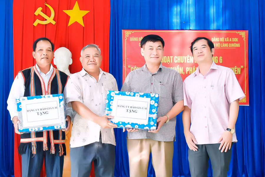 Đảng ủy Báo Gia Lai tặng quà cho Chi bộ thôn Djrông. Ảnh: Đức Thụy