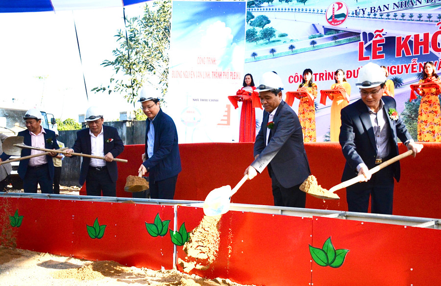 Lãnh đạo tỉnh và TP. Pleiku thực hiện nghi thức khởi công Dự án đường Nguyễn Văn Linh. Ảnh: Minh Triều Lãnh đạo tỉnh và TP. Pleiku thực hiện nghi thức khởi công Dự án đường Nguyễn Văn Linh. Ảnh: Minh Triều