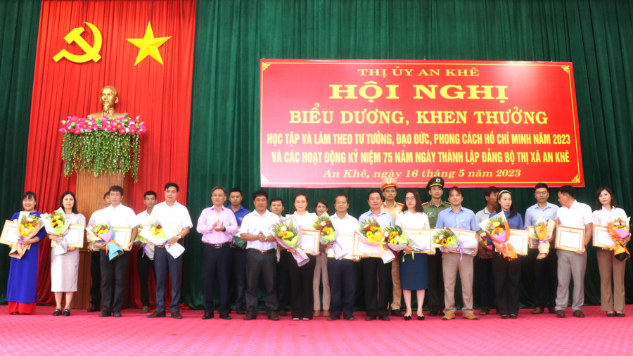 Ban Thường vụ Thị ủy An Khê tặng giấy khen cho các cá nhân có thành tích xuất sắc trong các phong trào thi đua yêu nước. Ảnh: Ngọc Minh Ban Thường vụ Thị ủy An Khê tặng giấy khen cho các cá nhân có thành tích xuất sắc trong các phong trào thi đua yêu nước. Ảnh: Ngọc Minh