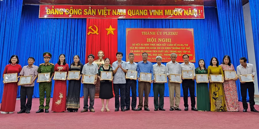 Bà Ninh (thứ 4, từ trái qua) nhận giấy khen của Chủ tịch UBND TP. Pleiku tại hội nghị sơ kết 2 năm thực hiện Kết luận số 01. Ảnh: Phương Dung