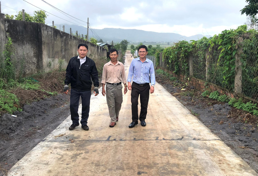 Tuyến đường 983 m được hoàn thành trước sự vui mừng của đông đảo người dân. Ảnh: Anh Huy Tuyến đường 983 m được hoàn thành trước sự vui mừng của đông đảo người dân. Ảnh: Anh Huy