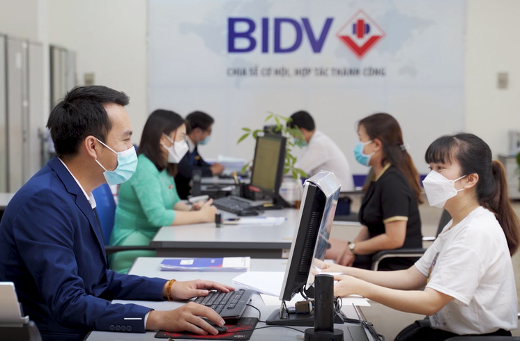 Khách hàng giao dịch tại BIDV Gia Lai. Ảnh: Sơn Ca